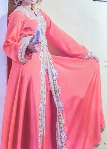 les-caftans-marocains-takchita-nouveaute-2015-en-ligne-en-rouge-glamour-broderies-or-et-argent-